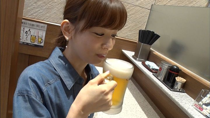 ビールを飲む皆藤愛子