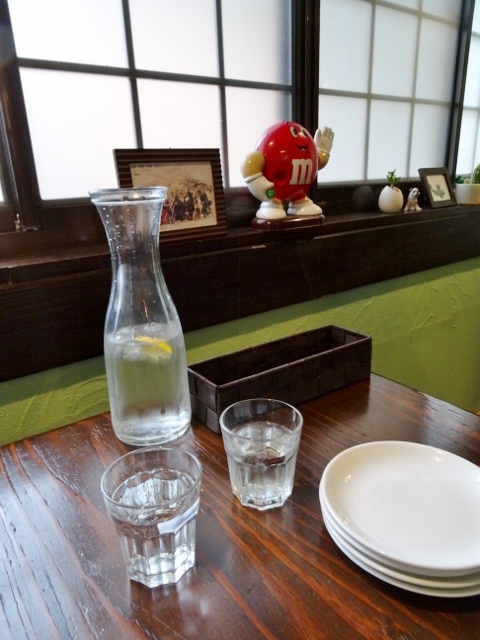 ナポリ食堂ポルコロッソ　水とお皿