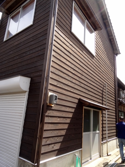 竹野焼杉板の街並み　塗料で補修された家