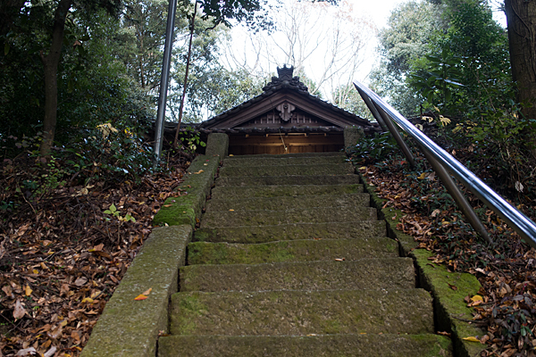 八幡神社拝殿前