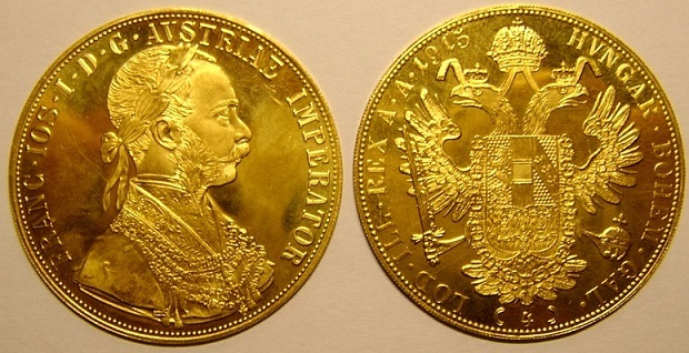 1915年の4ダカット金貨。フランツ・ヨーゼフ1世の肖像（左）。ハプスブルク家の紋章である双頭の鷲（右）の2つの頭は東と西を現すとされ、王冠をかぶった鷲が東西を見渡す様を示している