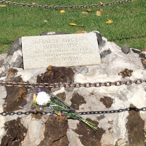 アメリカ海兵隊が建てた日本兵記念碑　碑面には「日本機突入地点」として飯田大尉の所属が記されている