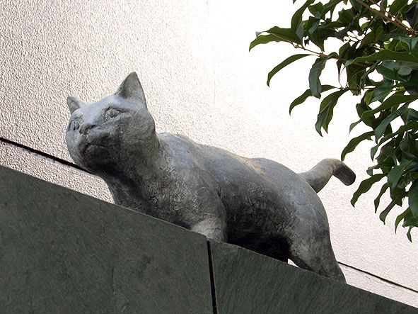 夏目漱石 猫の 像
