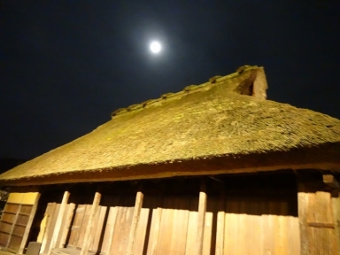 「茅葺の屋根に輝く今日の月」（関とっと）