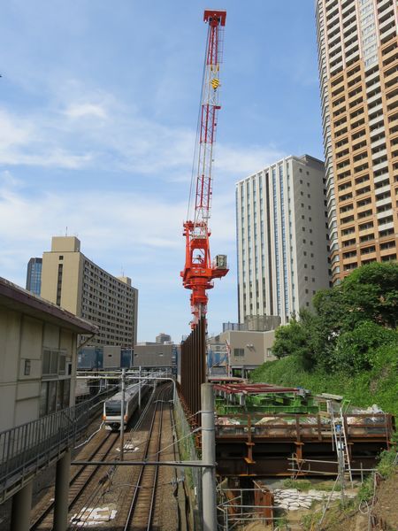 牛込橋（早稲田通り）から東京方面をみる。線路を跨ぐ仮設通路は、右の機回し線跡で組み立てを行い終電後にクレーンを使って直接架設した。