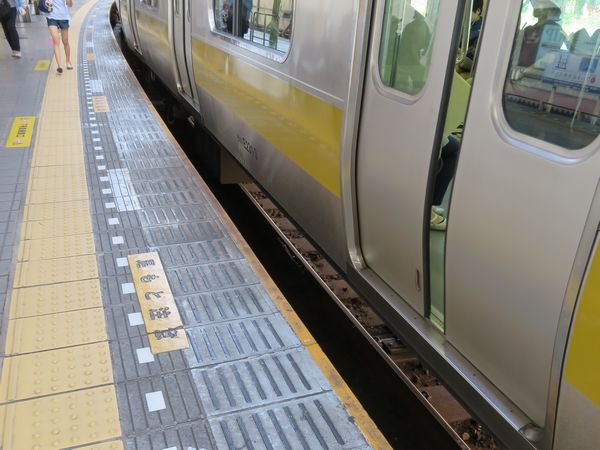 飯田橋駅停車中の電車とホームの間の隙間