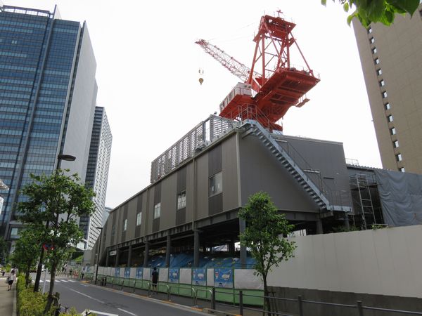 飯田橋駅西口仮駅舎を後ろ側から見たところ。階段は早稲田通り側のみに設置されている。