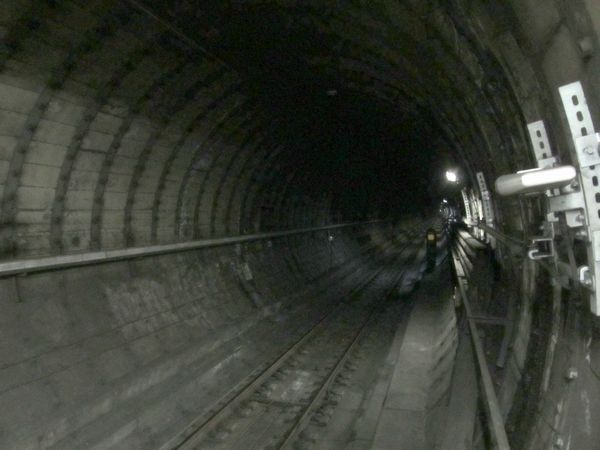 木場駅ホーム端から見たシールドトンネル。建設当時はセグメントが剥き出しだったが、後年漏水対策のため二次覆工を行っている。