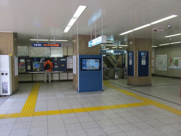 北綾瀬駅高架下の現改札口。ここはホーム延長後もレイアウトの変更はない予定。