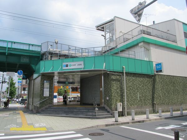 環状7号線に面して設けられている北綾瀬駅入口。