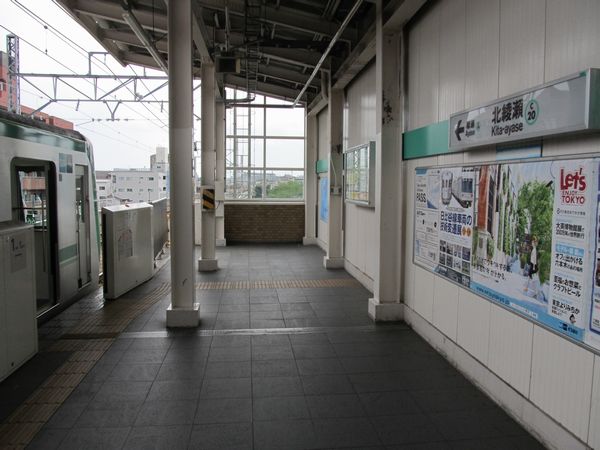 北綾瀬駅のホームから綾瀬駅方向を見る。この先に7両分ホームが延長される。