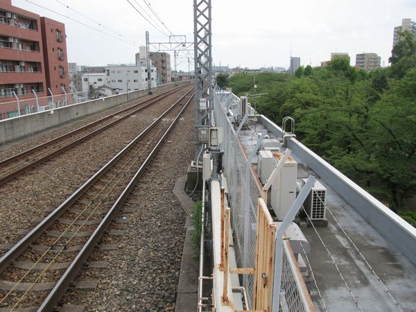北綾瀬駅のホームから綾瀬駅方向を見る。この先に7両分ホームが延長される。