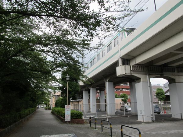 綾瀬駅寄りの新しい出入口予定地。階段は中央の低い植込み付近、エレベータは左の公園内に設置される予定。