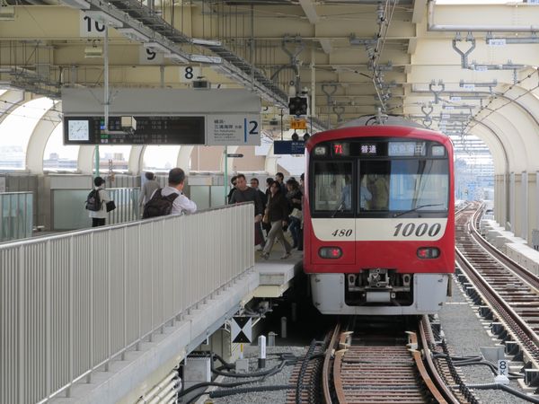 京急蒲田駅横浜方には普通列車専用の切欠きホームが作られた。