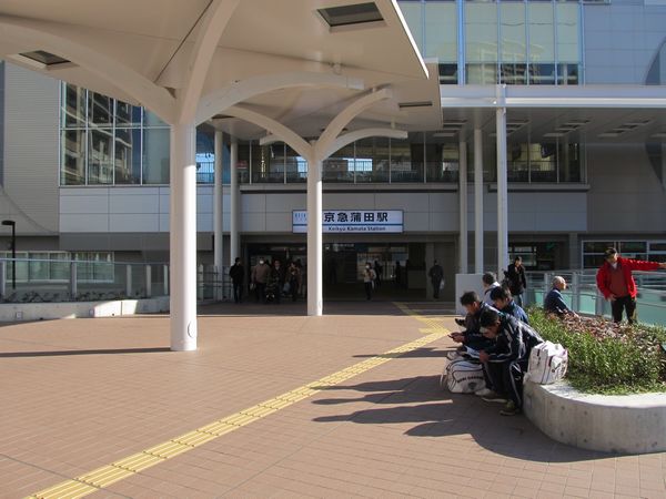 再開発ビルの2階と京急蒲田駅中2階改札口はデッキで直結されている