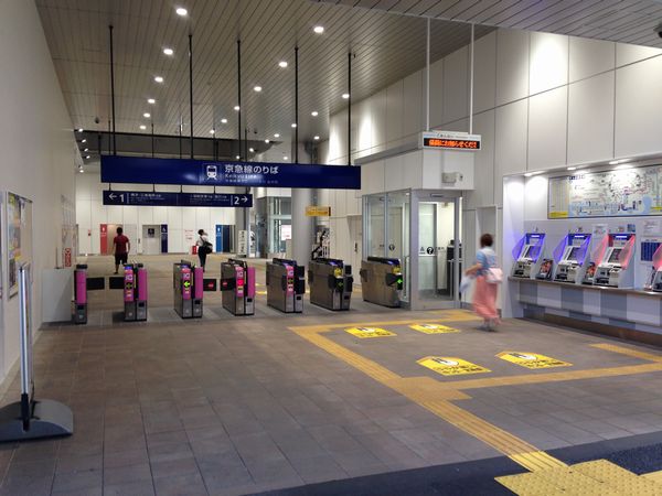 2015年6月に使用を開始した雑色駅の新改札口