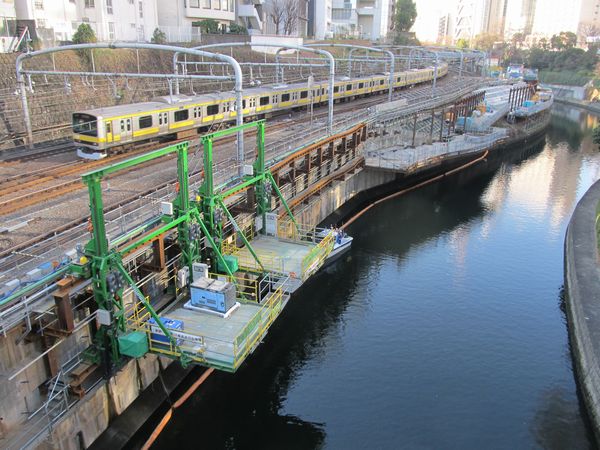 御茶ノ水橋から新宿寄りの擁壁補強。着工後に移動式の台を追加導入している。