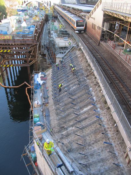 御茶ノ水橋から東京寄りの擁壁補強。アンカーの打ち込みが終わり、鉄筋を格子状に組んでいるところ。