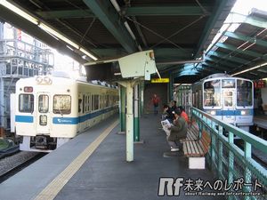 地上時代の小田急線下北沢駅ホーム。上下線が別々のホームになっていた。左の5000形は2012年で引退した。