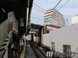 小田急線ホーム新宿寄りの上空を通る京王井の頭線。井の頭線の橋脚があるため、小田急線ホームは一部非常に狭くなっていた。
