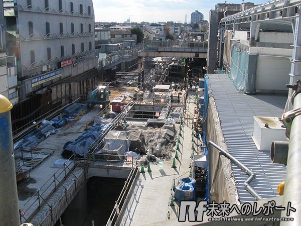 下北沢駅小田原方のトンネル地下1階部分の構築作業。