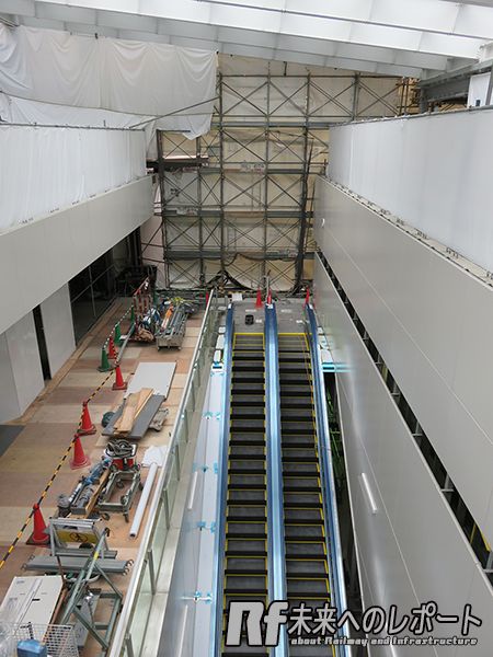 駅舎2階から将来改札内コンコースとなる1階を見下ろす。下に見えるエスカレータは地上と緩行線ホームを結ぶもので、7月から使用開始予定。
