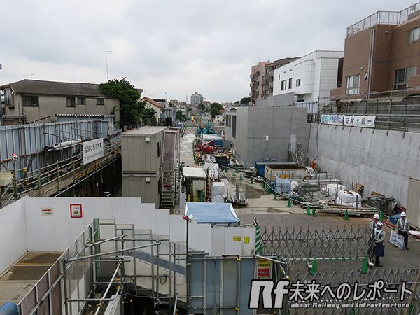 駅舎2階から小田原方面を見る。将来この先には立体緑地ができる。
