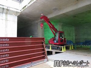 重機の向こうに見えるの2つの穴が東北沢駅へ向かう緩行線のトンネル。