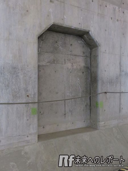 トンネル側壁に設置されている機器設置・列車待避用の窪み。