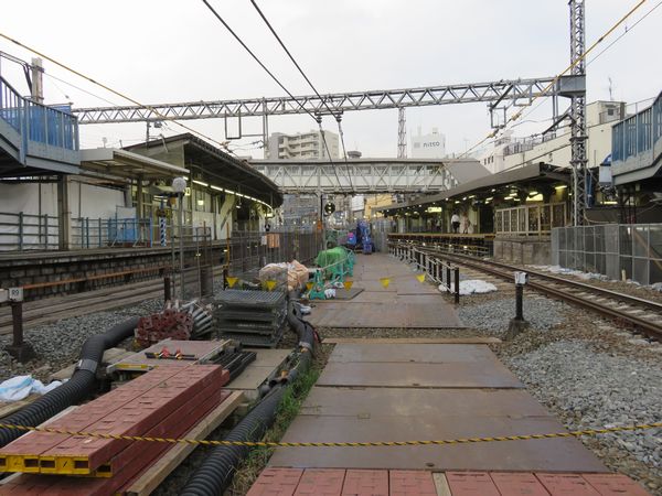 10両化工事が開始された代々木八幡駅。上下線の間に重機や資材が大量に置かれている。