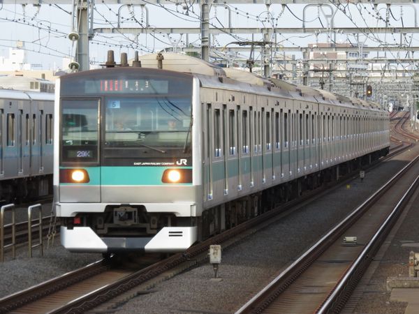 登場から7年、ついに小田急線に足を踏み入れたE233系2000番台。JR線上から定期列車では消滅した「急行」で唐木田へ向かう。