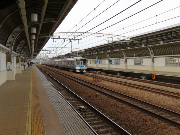 複々線区間の途中にある喜多見駅。梅ヶ丘～登戸間は全て内側が急行線、外側が緩行線になっている。