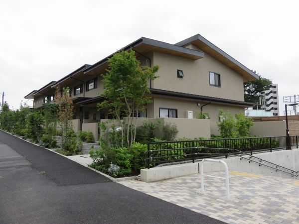 世田谷代田～梅ヶ丘間の地上廃線跡に完成した賃貸アパート