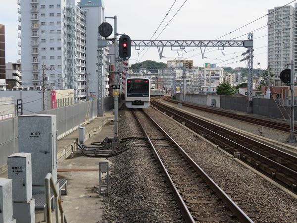 登戸駅下り線ホームの小田原寄り。将来1番線を合流させることを想定した高架橋・軌道構造になっている。