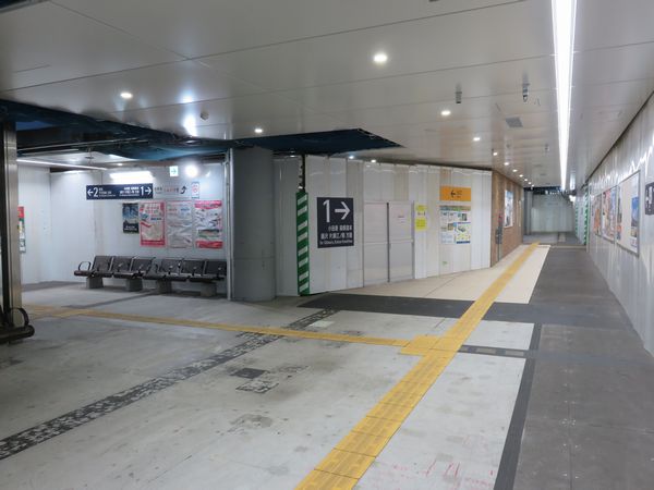 世田谷代田駅地下2階のコンコースは緩行線ホームへの転用に向けて内装工事が急速に進んでいる。