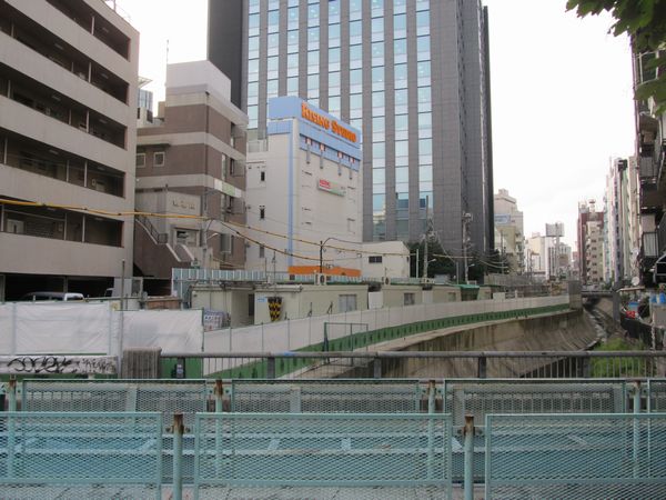 並木橋から渋谷方面を見る。高架橋はすべて解体され、渋谷駅再開発の工事事務所が置かれている。