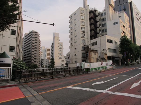 同じ場所から代官山駅方面を見る。高架橋の残骸は2016年7月現在も撤去されていない。