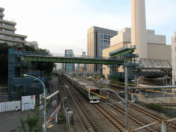 JR線交差部分の工事桁と渋谷方に引き出されたトラス桁の様子。