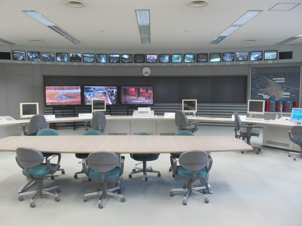 龍Q館2階の展示室からは放水路の監視を行う制御室を見ることができる。