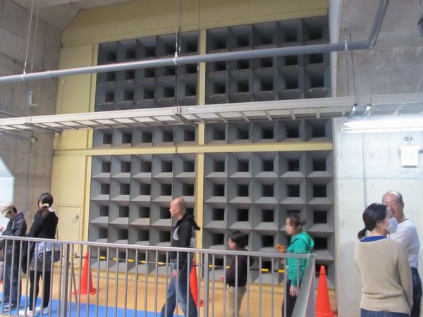 地下1階の排気口にはポンプ動作中の騒音が外に漏れないよう巨大な消音器が設置されている。