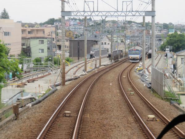 鶴ヶ峰～西谷間の上り列車前面展望。現在線の両側に新しい本線の軌道敷設が始まった。