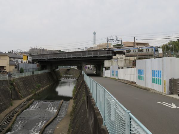 帷子川との交差部分。現在線両側に鋼製の橋桁が新設された。