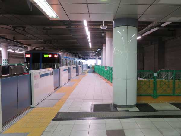 相鉄・東急直通線工事のため目黒方面にホームが延伸された日吉駅