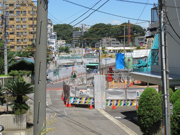 鶴見川堤防から見た新綱島駅の予定地。奥が日吉方面。