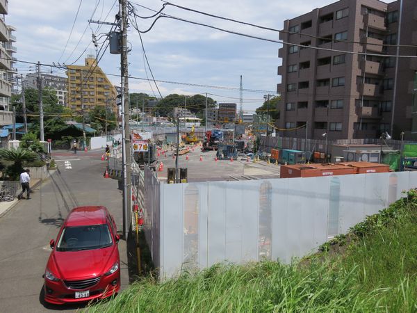 1年前と同じ鶴見川の堤防から新綱島駅の予定地を見る。右手前にあったマンションは取り壊された。