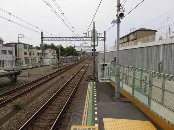 西谷駅ホーム端から二俣川方面を見る。右側は斜面が垂直に削られ、新しい本線の敷設スペースが作られた。