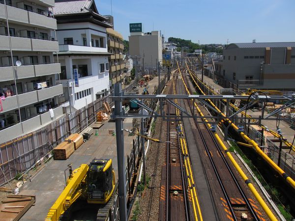 西谷駅横浜寄りで本格化するトンネル入口の掘削工事。