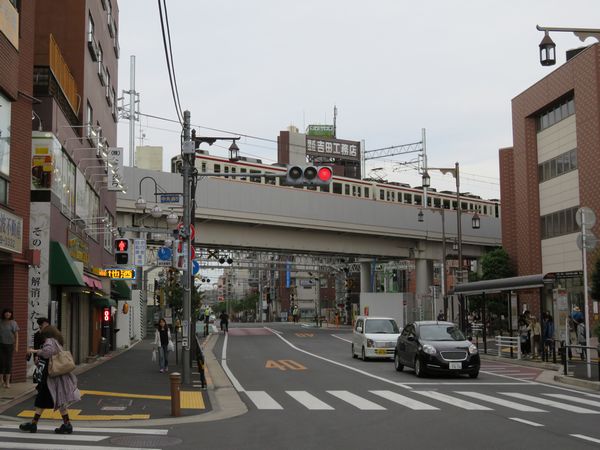 2005年に事故があった踏切の上を通過する東武6050系電車
