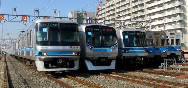 東京メトロ東西線の歴代車両。左から07系、05系後期車（05N系）、05系初期車、5000系スキンステンレス車、5000系アルミ車。