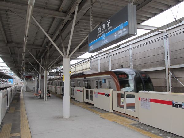 ホームドアが新設された新丸子駅を通過する東京メトロ10000系